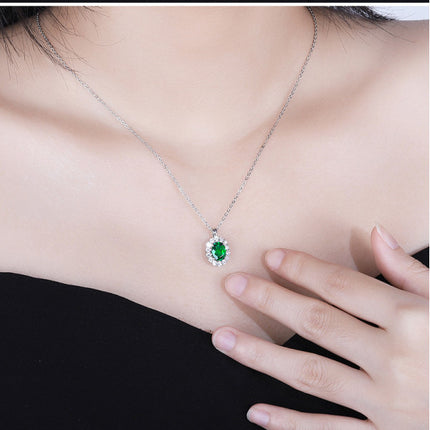 Stunning Silver Plated Crystal Pendant Necklace for Fashionable Women with Green and Silver Tones