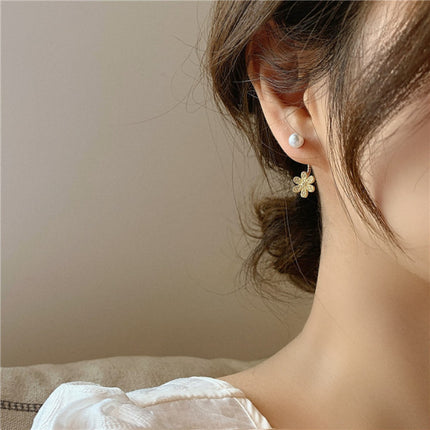 Ladies Elegant Pearl Flower Decoration Earrings - White Gold