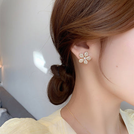 Delicate Luxury Daisy Flowers Earrings - Golden